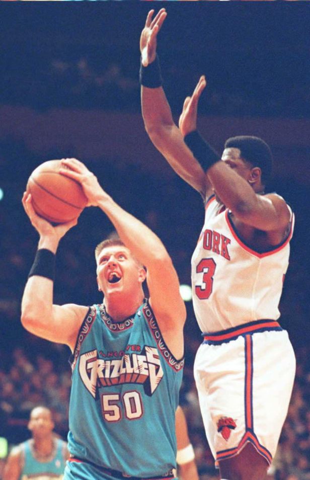Vancouver Grizzlies center Bryant Reeves attempts a shot against Patrick Ewing.