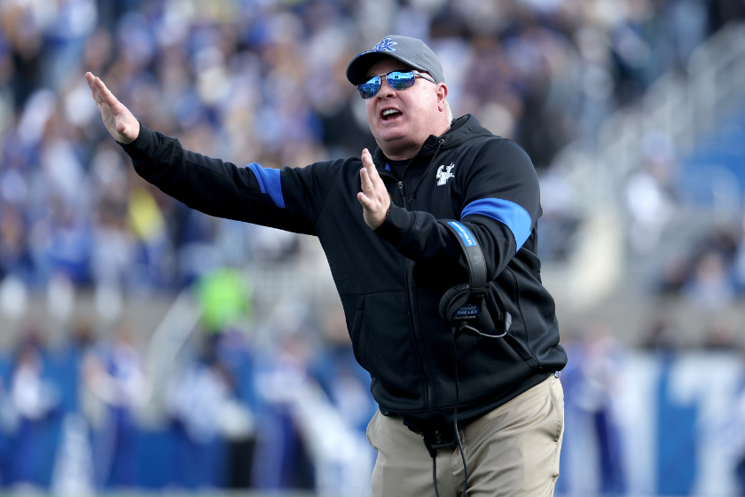 Mark Stoops coaches his team against New Mexico State.