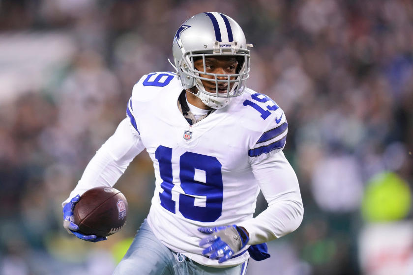 Dallas Cowboys wide receiver Amari Cooper evaluates the open field against the Philadelphia Eagles.