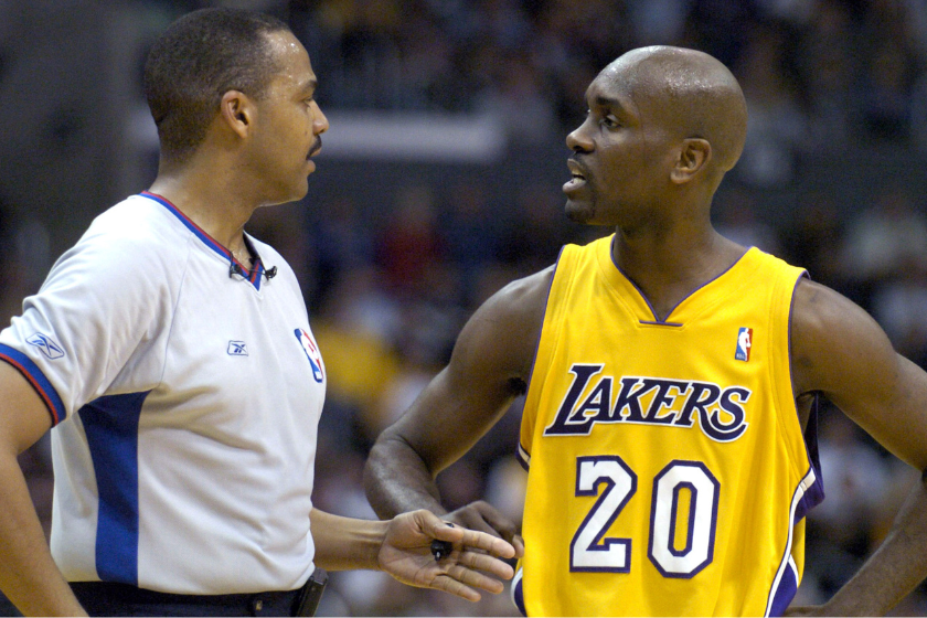 Gary Payton argues with a ref during a Lakers game.