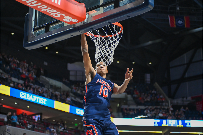 Jabari Smith dunks the ball against Ole Miss.