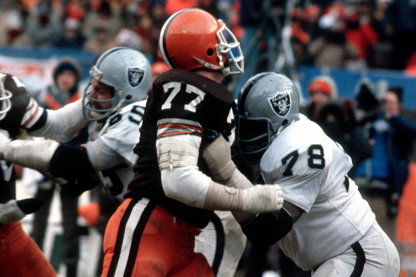 Art Shell blocks against the Cleveland Browns.