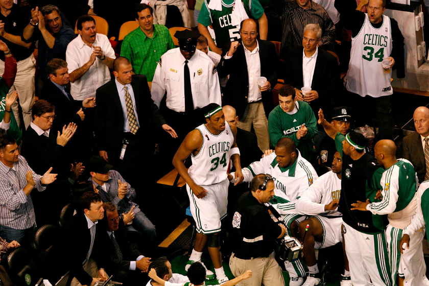 Paul Pierce returns to Game 1 of the 2008 NBA Finals after exiting in a wheelchair