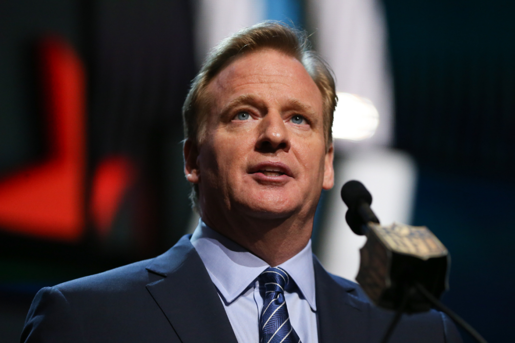 Roger Goodell anounces a pick in the 2015 NFL Draft