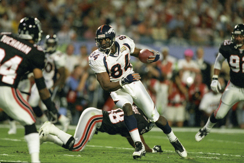 Shannon Sharpe runs after the catch in Super Bowl XXXIII.