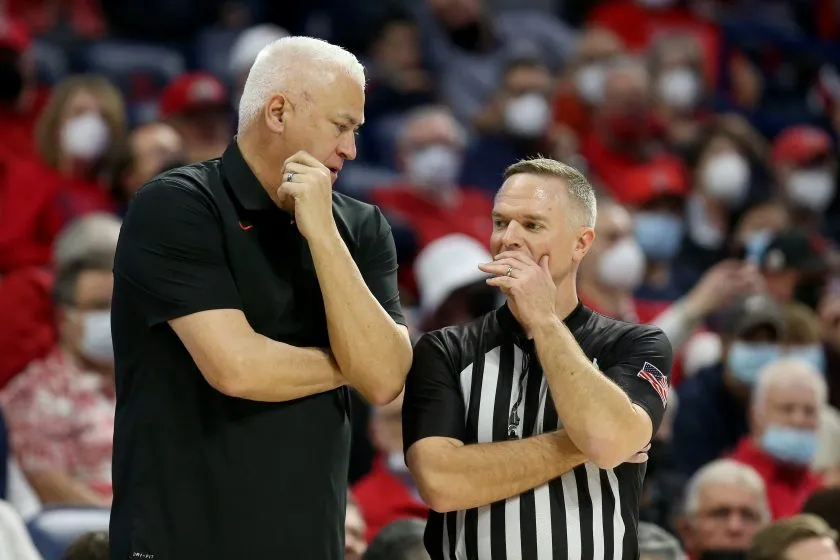 Oregon State Beavers head coach Wayne Tinkle talks to a referee in 2022.