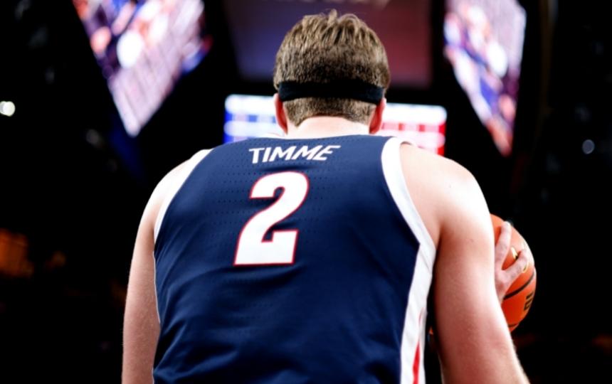 Drew Timme inbounds the ball for Gonzaga