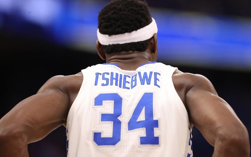 Oscar Tshiebwe watches his teammates during a timeout.