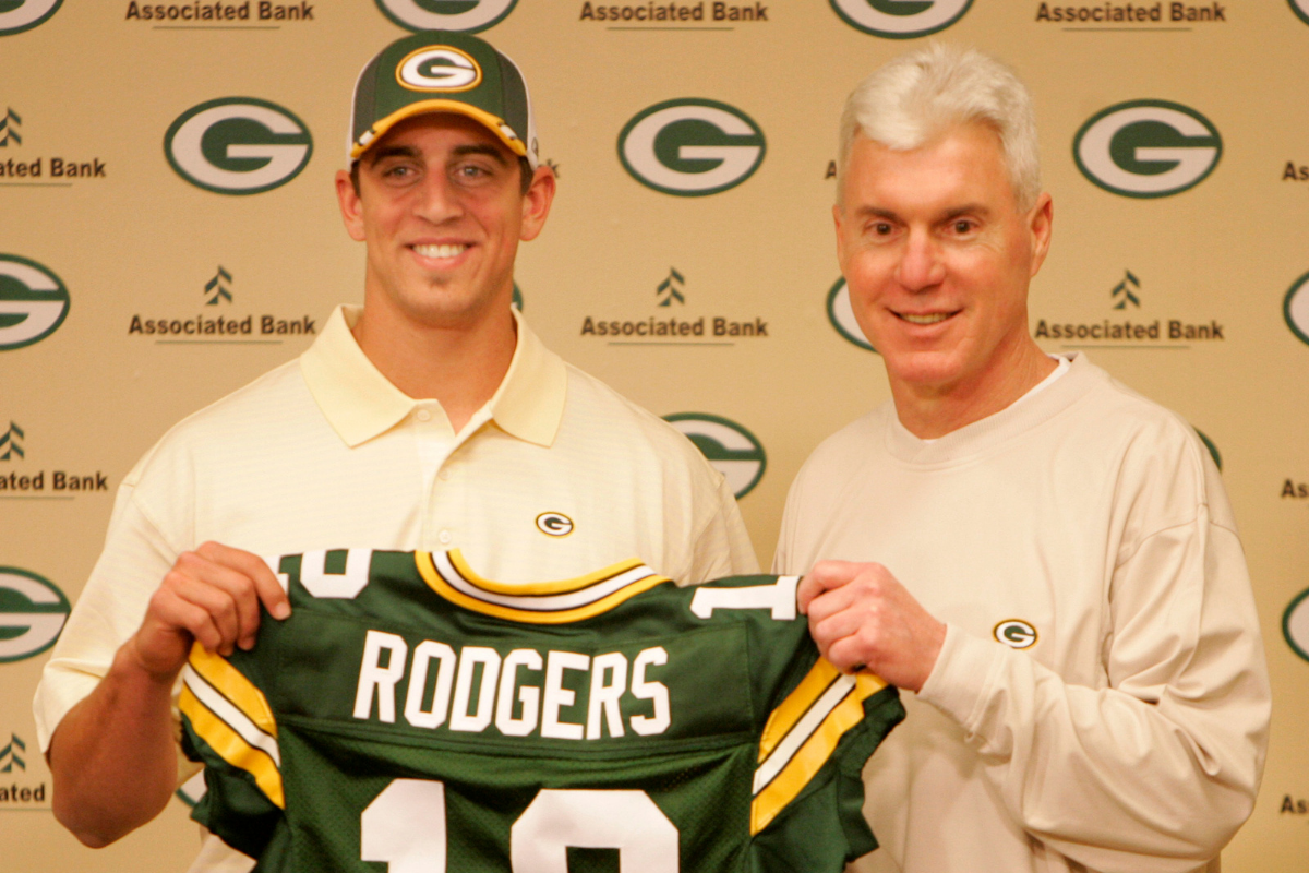 Aaron Rodgers holds up a packers jersey after being drafted.
