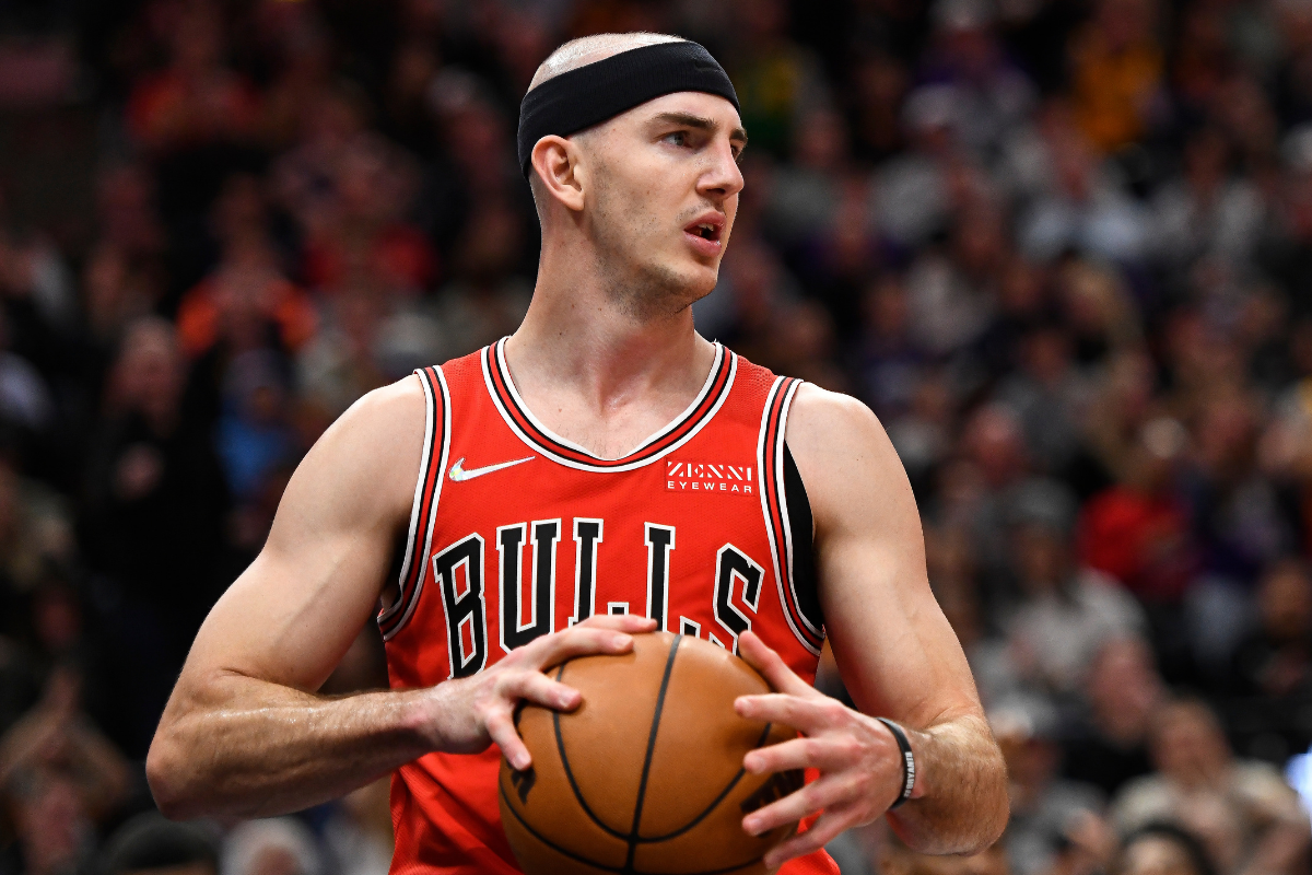 Alex Caruso holds the ball during a Bulls game.