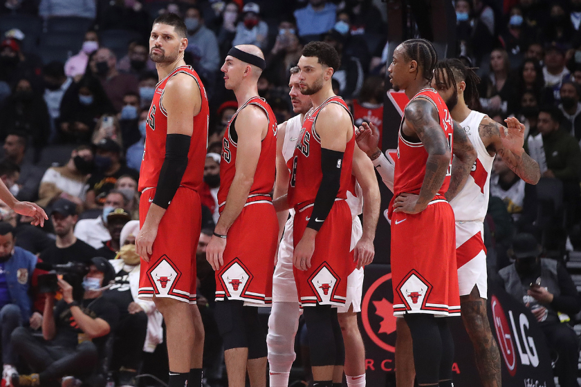 The 2022 Chicago Bulls set up an inbound play.