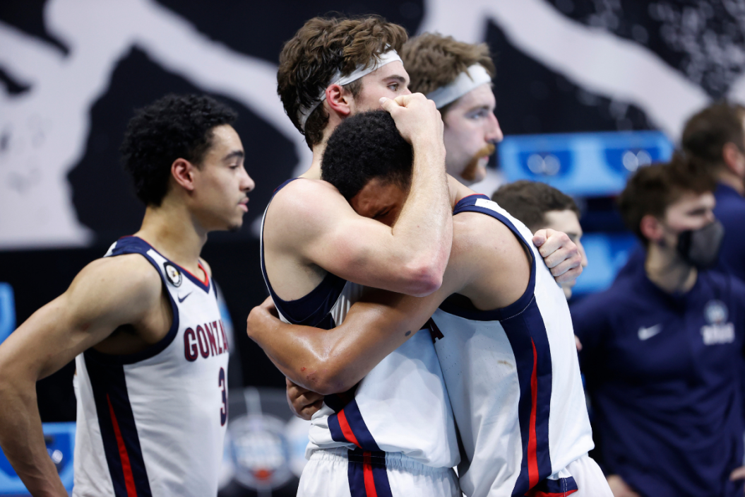 Gonzaga teammates console eachtother after losing to the Baylor Bears in 2021