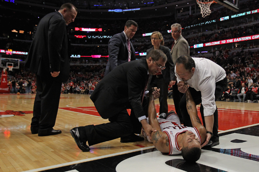 Tom Thibodeau and the Chicago Bulls trainign staff attended to Derrick Rose after his devastating knee injury