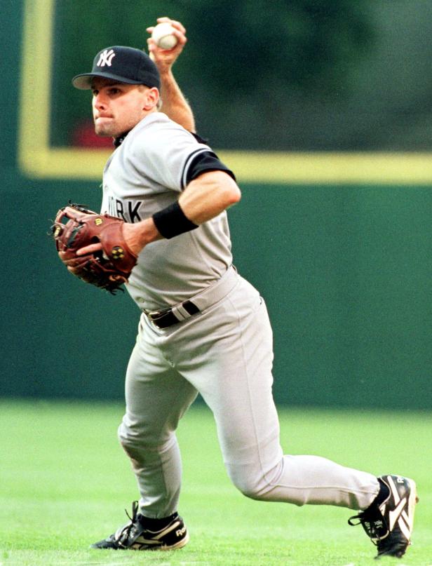 Chuck Koblauch lanza la pelota a la primera base en 1998.