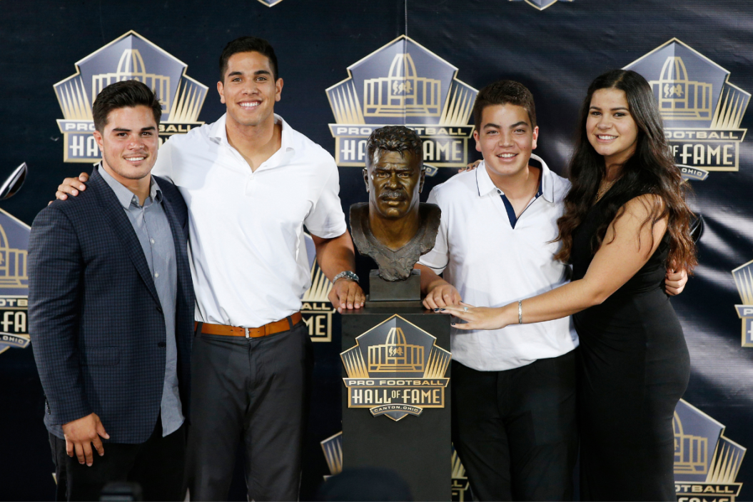 Junior Seau's children pose with his hall of fame bust.