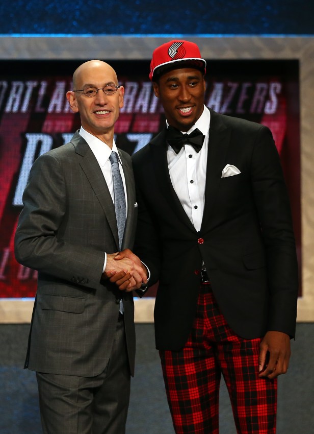 Rondae Hollis-Jefferson shakes hands during the 2015 NBA Draft.