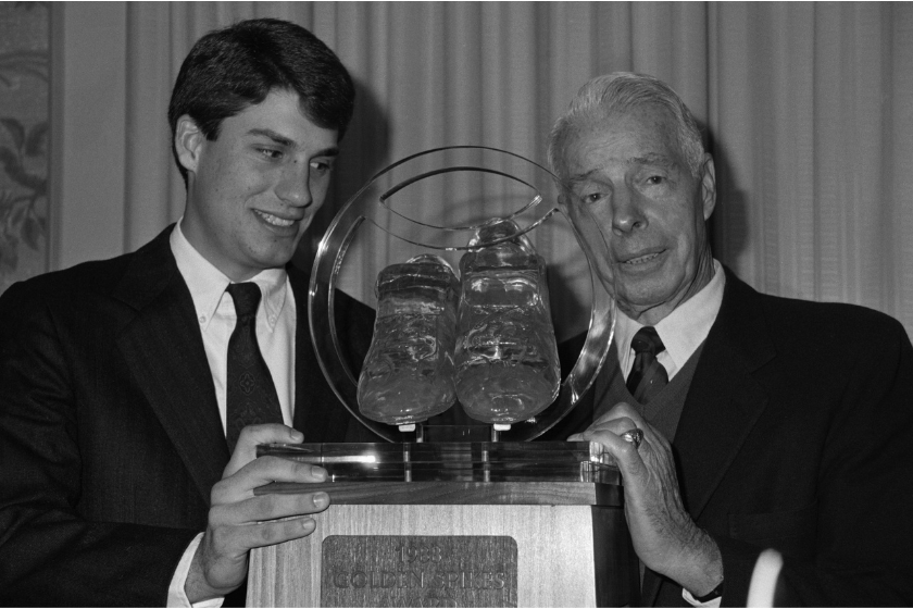 Joe DiMaggio presents the Golden Spikes award to Oklahoma State star Robin Ventura.