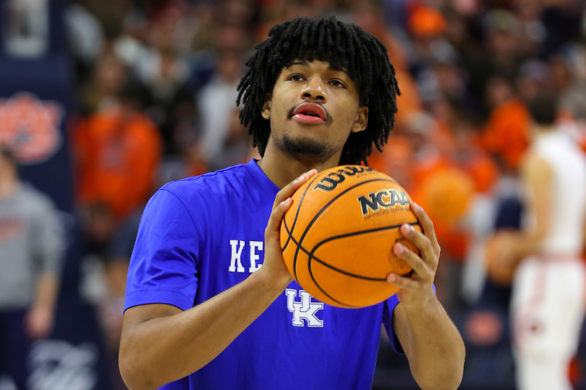 Shaedon Sharpe warms up for a Kentucky Wildcats game against the Auburn Tigers