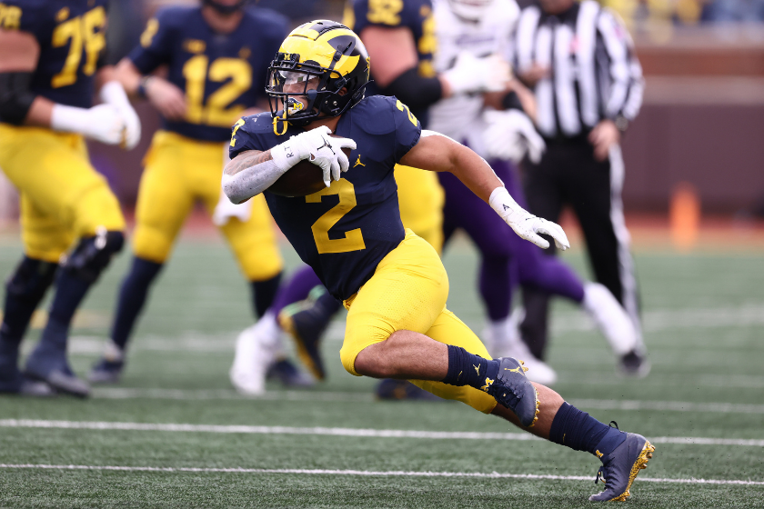 Blake Corum makes a hard cut in a Michigan Wolverines football game. 