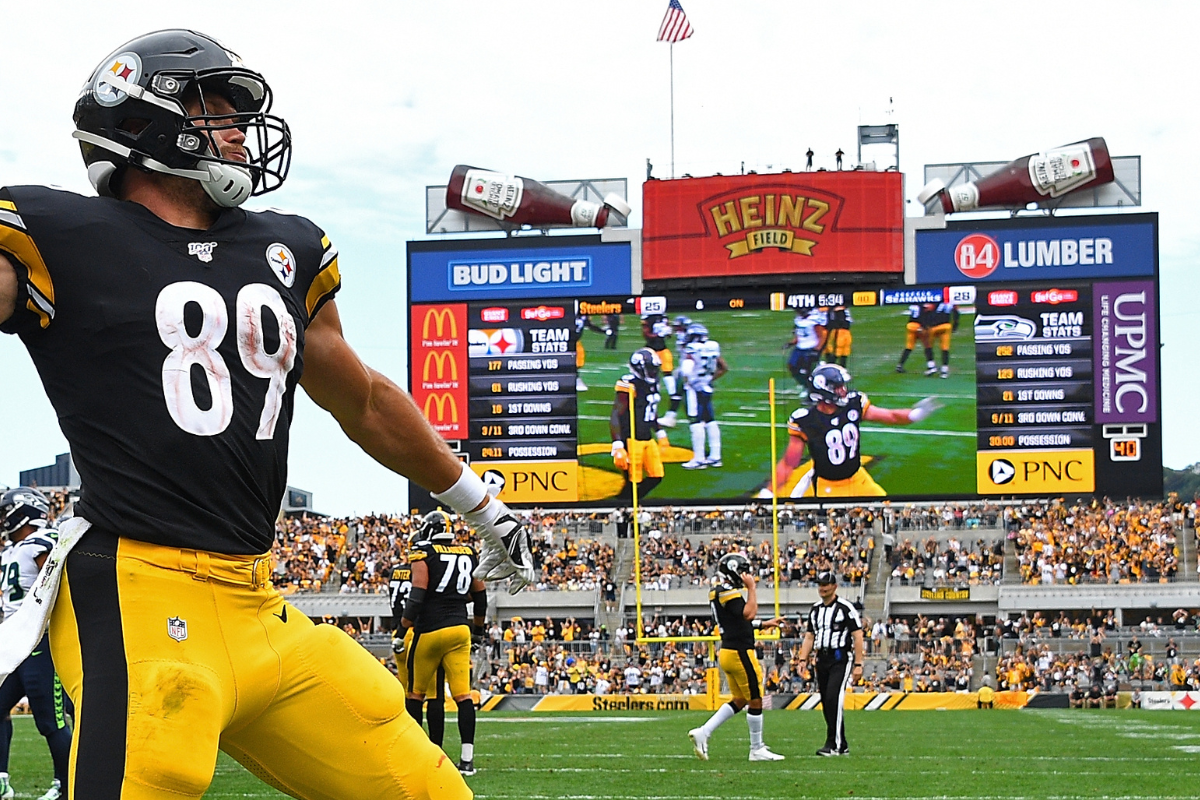 Vance McDonald of the Pittsburgh Steelers celebrates his second touchdown of a game at Heinz Field