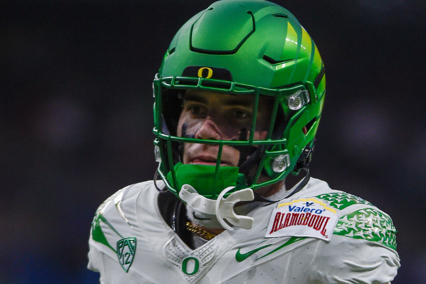 regon Ducks tight end Spencer Webb (18) warms up before the Alamo Bowl