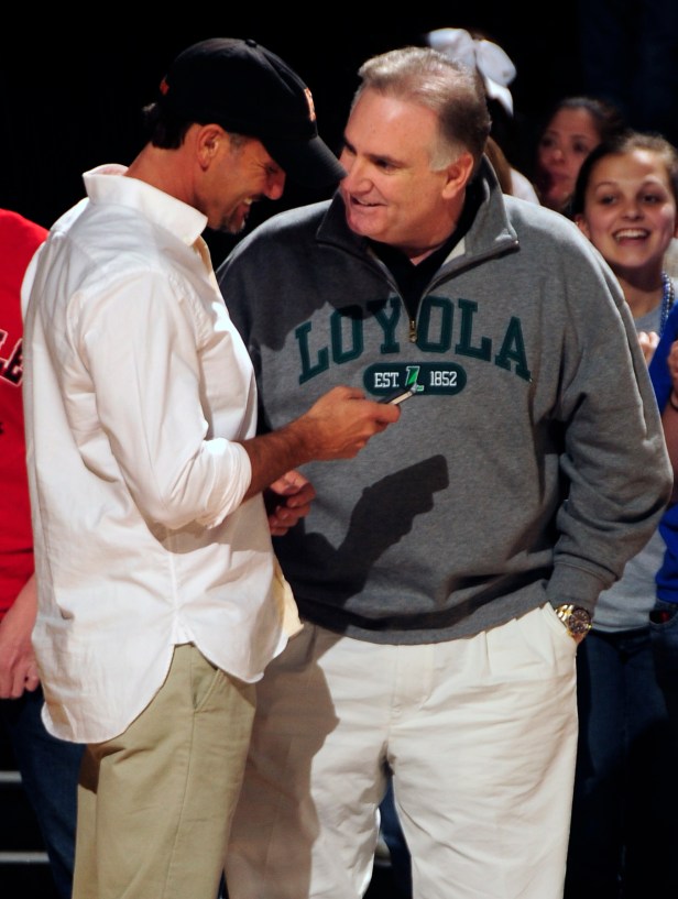 Tim McGraw and Sean Tuohy talk at a basketball game.