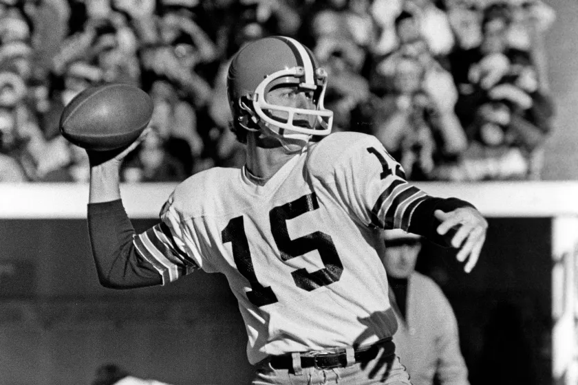 Mike Phipps throws a pass for the Browns.