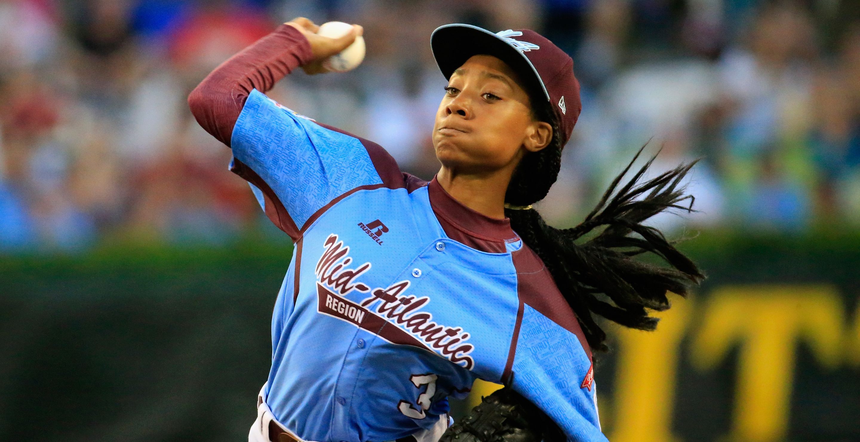 Mo'ne Daivs pitches in the LLWS.