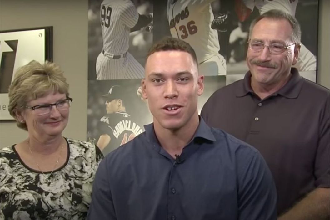 Aaron Judge accepts the 2017 Rookie of the Year award with his parents.