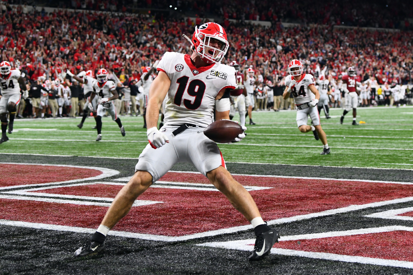 Brock Bowers scores a touchdown in the 2022 CFP National Championship Game.