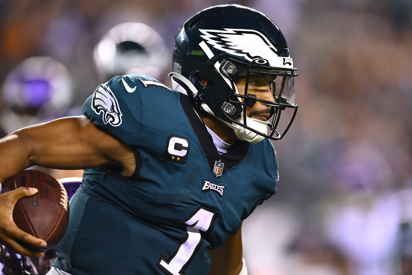 Philadelphia Eagles Quarterback Jalen Hurts (1) carries the ball in the fourth quarter during the game between the Minnesota Vikings and Philadelphia Eagles