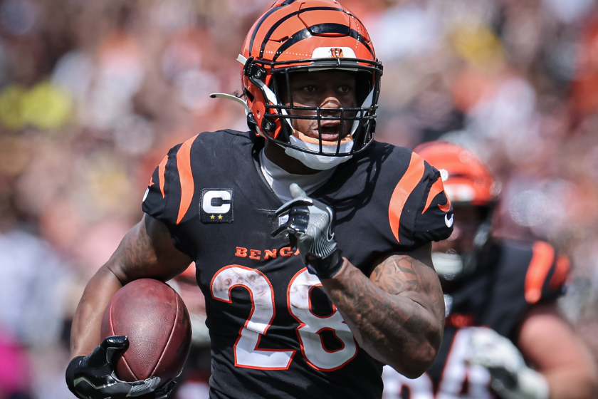 Joe Mixon #28 of the Cincinnati Bengals runs the ball during the game against the Pittsburgh Steelers