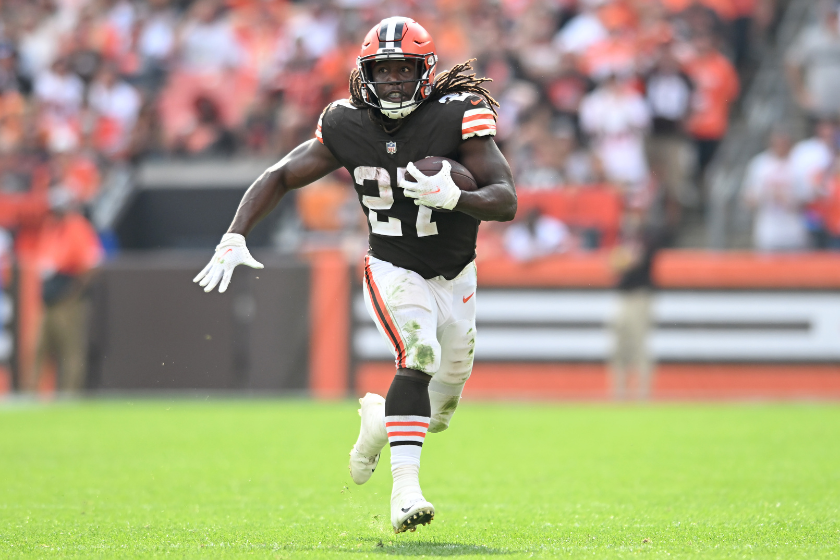 Kareem Hunt #27 of the Cleveland Browns runs with the ball against the New York Jets
