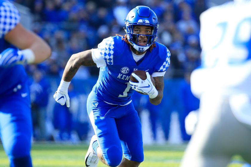 Lynn Bowden Jr #1 of the Kentucky Wildcats runs with the ball against the Middle Tennessee Blue Raiders