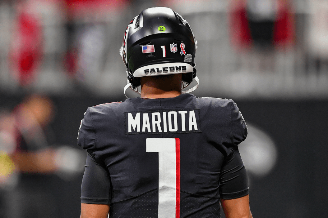 Quarterback Marcus Mariota (1) warms up prior to the start of the NFL game between the New Orleans Saints and the Atlanta Falcons