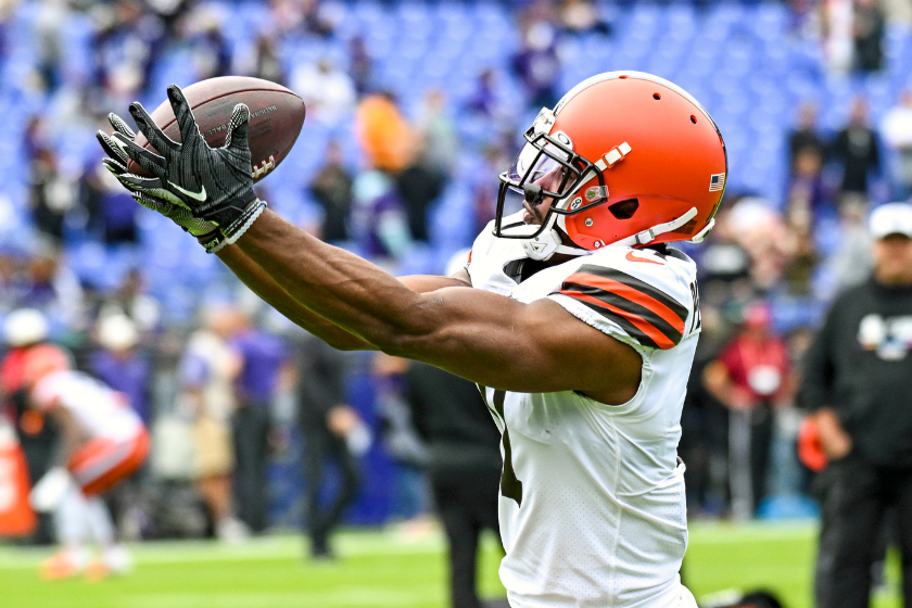 Wide receiver Donovan Peoples-Jones (11) warms up prior to the Cleveland Browns game versus the Baltimore Ravens