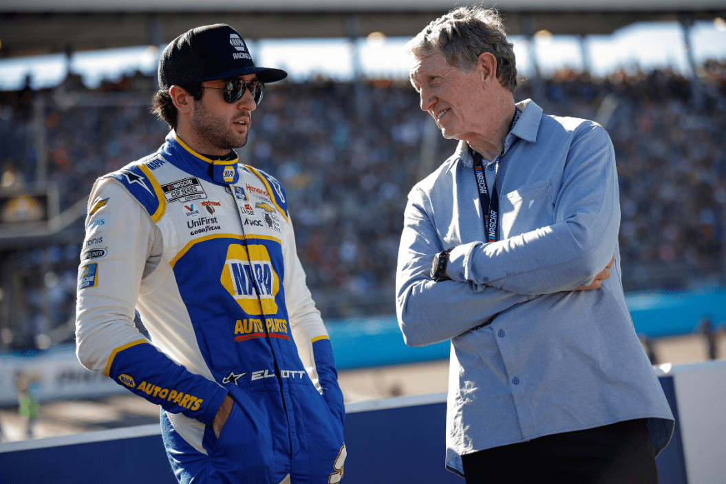 Chase Elliott talks to his father Bill Elliott on the grid prior to the 2022 NASCAR Cup Series Championship at Phoenix Raceway
