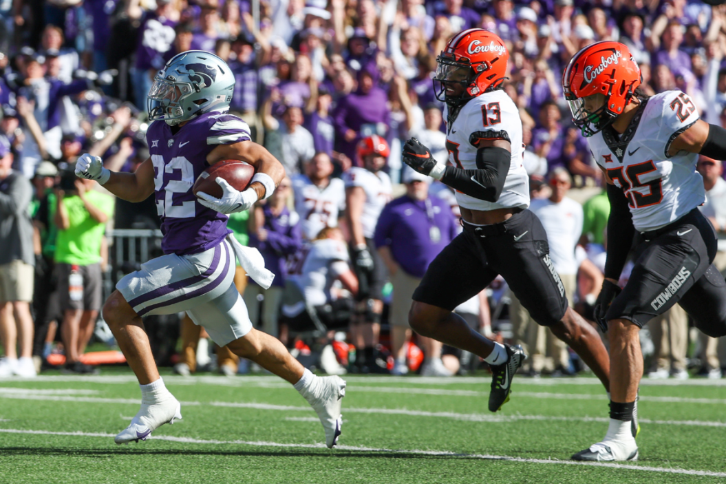 Kansas State Wildcats running back Deuce Vaughn (22) Raes towards the end zone during a 62-yard touchdown run in the first quarter of a Big 12 college football game against the Oklahoma State Cowboys