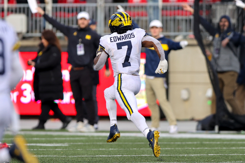 Michigan Wolverines running back Donovan Edwards (7) races 85-yards for a touchdown during the fourth quarter of the college football game between the Michigan Wolverines and Ohio State Buckeyes