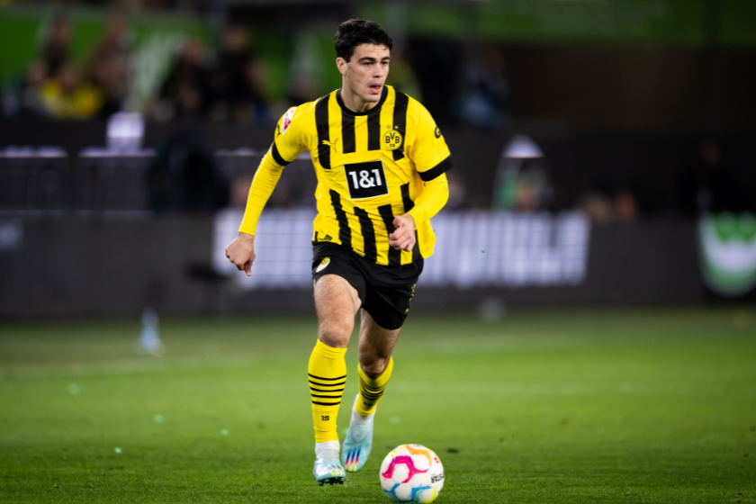 Giovanni Reyna of Borussia Dortmund U19 controls the ball during