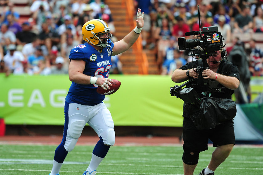 Jeff Saturday comes off the field after the final snap of his NFL career at the 2013 Pro Bowl. 