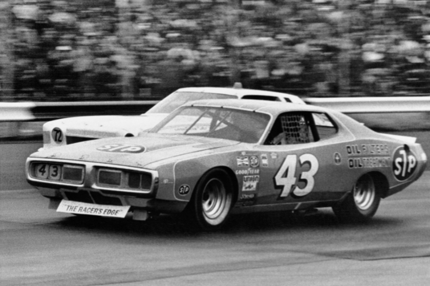 Richard Petty guide sa '75 Dodge devant Bennie Parsons' Chevy au début de la NASCAR 500 1975 à Richmond