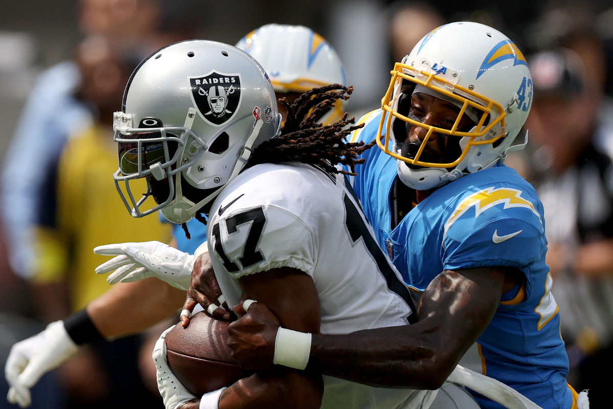 Herbert throws 3 TD passes, Chargers beat Raiders 24-19