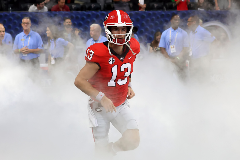 Georgia Bulldogs quarterback Stetson Bennett (13) runs out of the tunnel before the game between the Oregon Ducks and the Georgia Bulldogs