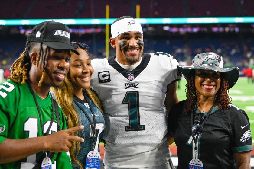 Jalen Hurts poses for a picture with his family.