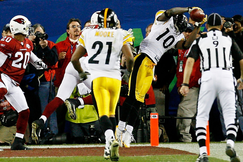 Santonio Holmes #10 of the Pittsburgh Steelers catches a 6-yard touchdown pass in the fourth quarter against the Arizona Cardinals during Super Bowl XLIII
