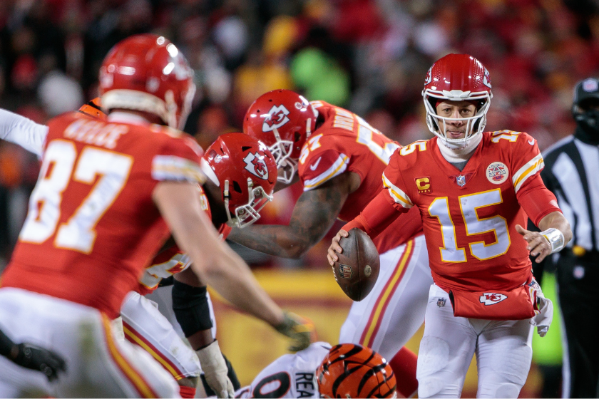 Kansas City Chiefs quarterback Patrick Mahomes (15) looks to pass to Kansas City Chiefs tight end Travis Kelce (87) during the game against the Cincinnati Bengals