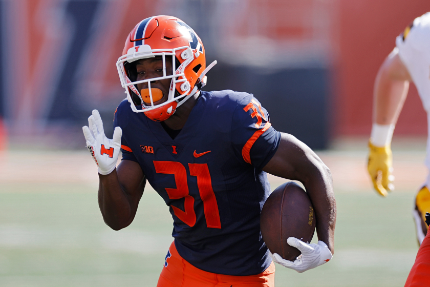  Illinois Fighting Illini defensive back Devon Witherspoon (31) runs with the ball after an interception during an NCAA football game against the Wyoming Cowboys