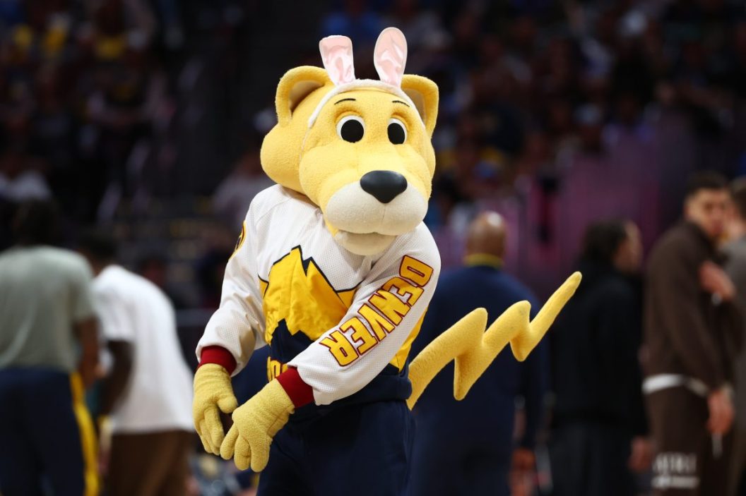 Nuggets mascot Rocky poses with bunny ears.