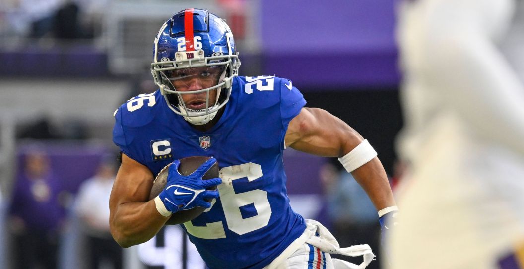 Saquon Barkley runs with the ball for the Giants.